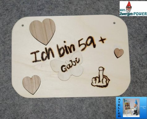 Holzschild mit Herzmotiven und der Aufschrift "Ich bin 59 + Göte".