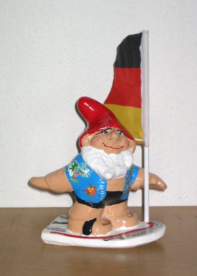 Gartenzwerg auf Surfbrett.