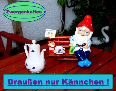 Gartenzwerg trinkt Kaffee in Garten.