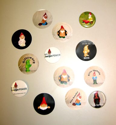 Eine Sammlung von Button mit verschiedenen Zwergenmotiven.